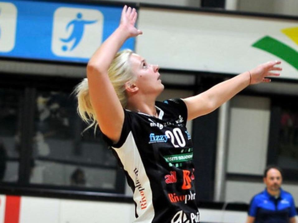 A hazai bajnokságból igazolt feladót a MÁV Előre SC-ST Solar  női csapata